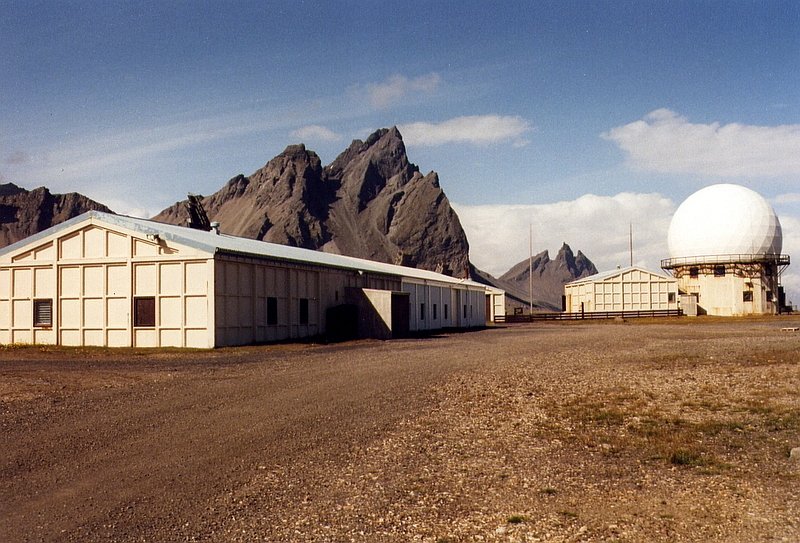 Verlassene, ehemalige Radarstation der Amerikaner an der Sdkste Islands im Juni 1997, nur eins hatten die Amis vergessen, das Licht auszuschalten, die Straenbeleuchtung brannte noch!