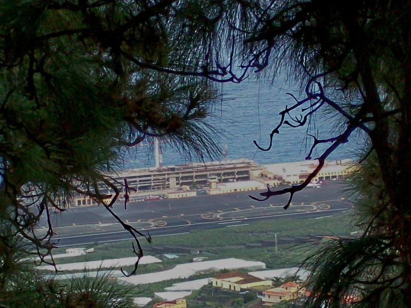 Versteckter Blick auf den Flughafen von La Palma 