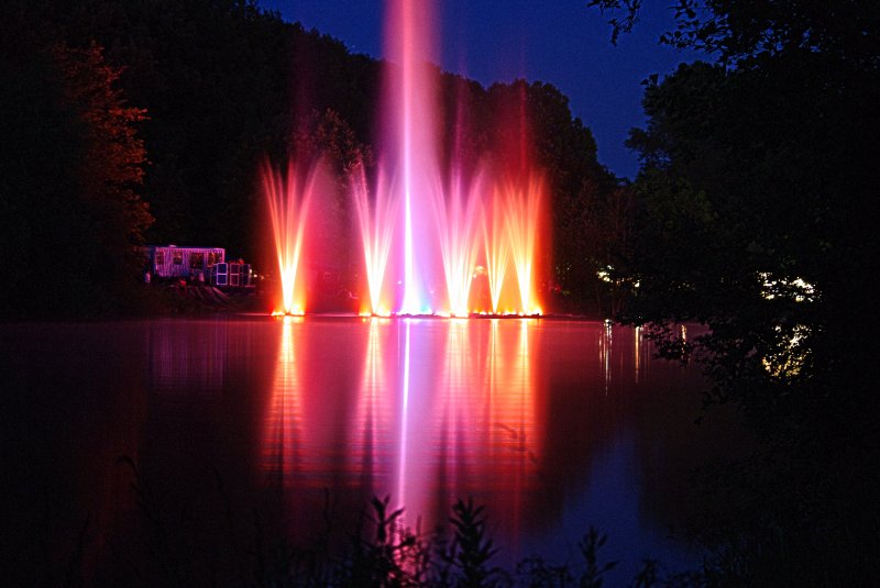 Visselhvede - Leuchtende dynamische Wasserfontainen zur klassischen Musik. Ein Genuss fr Auge und Ohr - dargeboten von der Freiwilligen Feuerwehr aus Soltau.