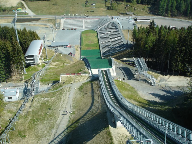  Vogtlandarena  Blick vom Absprungturm,links der Personenaufzug-eine Mitfahrt lohnt sich