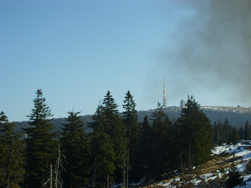 Vom Brocken hatte man am 2.4.2007 eine herliche Aussicht auf das ganze Harzvorland. Das Bild ist vomersten brockenzug des Tages aufgenommen worden.