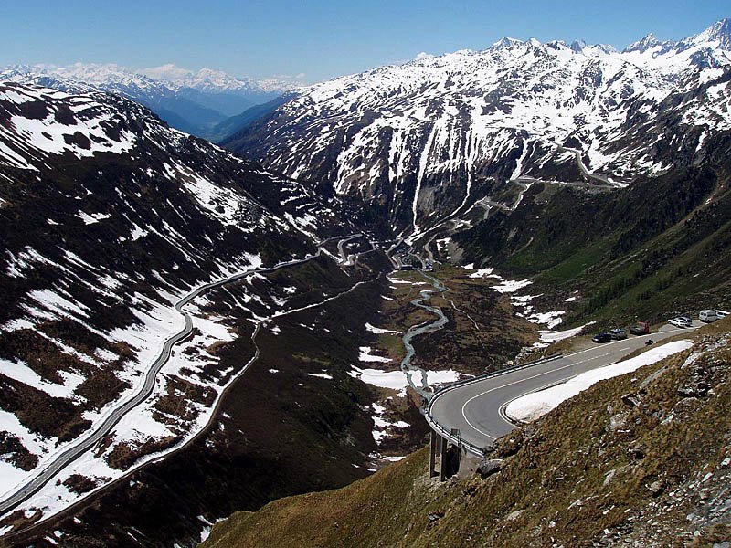 Vom Furkapass gehts runter Richtung Gletsch und dann wieder hoch auf den Grimselpass. Saisonstart für Rad-Passtour, 10. Juni 2006