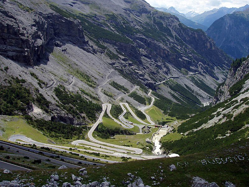 Vom Stilfserjoch gehts hinunter Richtung Bormio. Auch hier wimmelt es von Kehren und zustzlich Tunnels - erst noch ohne Beleuchtung... 23. Juli 2003