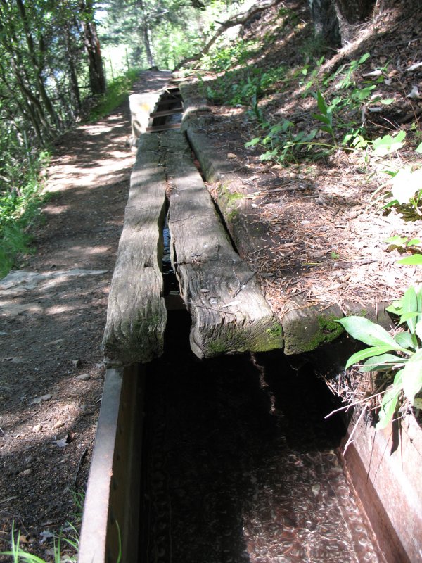 Von Bergen umschlossen ist das Wallis sehr niederschlagsarm.
Deshalb wird das Wasser kilometerweit in diesen Wasserleitungen 
zu den Kulturen geleitet.