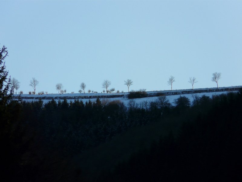 Von Goebelsmhle (Luxemburg), welches unten im Tal liegt, sieht man die Hhenstrae von Bourscheid nach Kehmen, wo noch etwas Schnee liegt. 02.02.08 