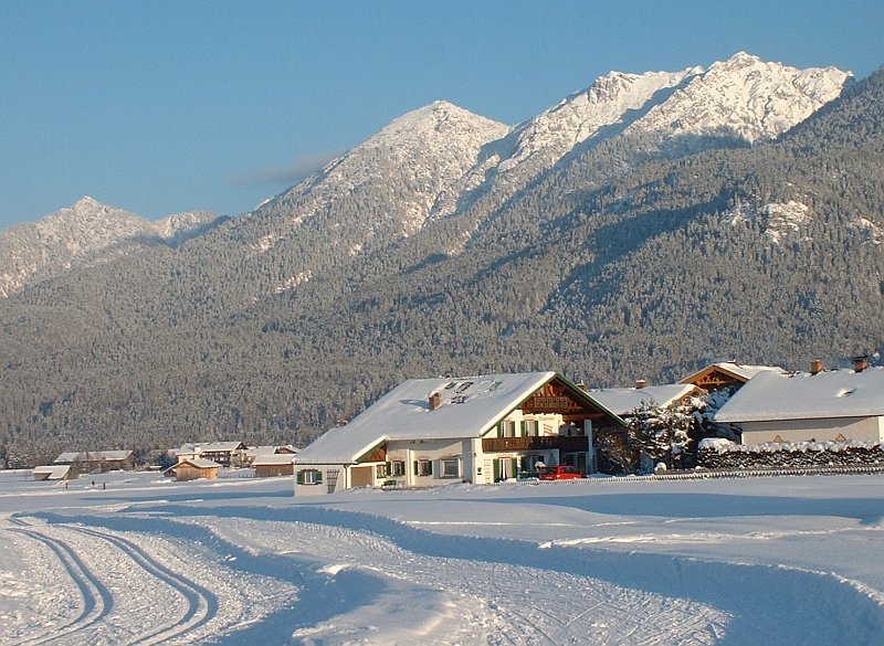 Von links nach rechts: Schttelkopf 1901 m, Schttelkarspitze 2049 m, Seinskopf 1961 m, im Vordergrund Krn mit einen Stck der Krner Loipen, augenommen am 01.02.2003.