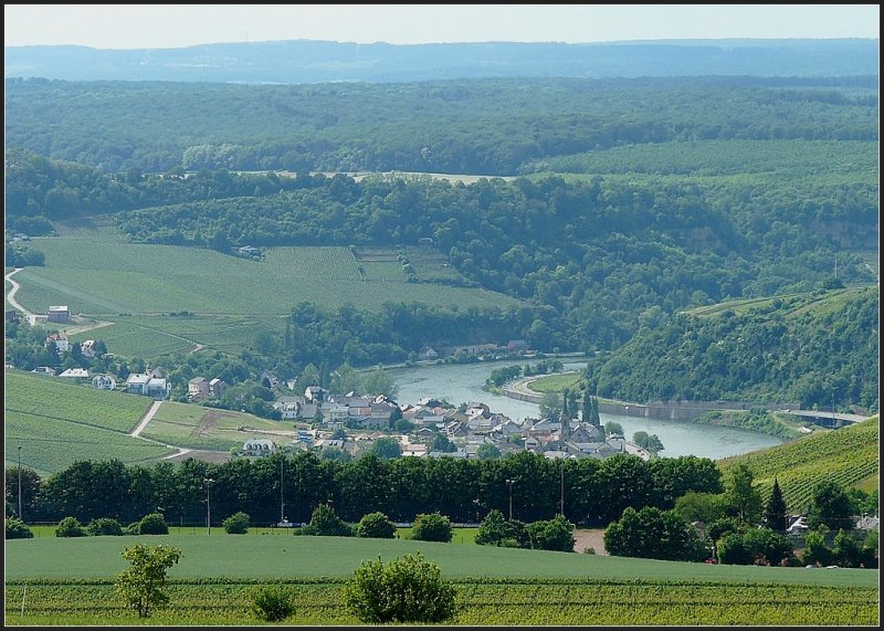 Von Nittel (D) hat man einen tiefen Einblick in die luxemburgische Landschaft mit der Mosel und dem Stdtchen Machtum. 31.05.09 (Jeanny)