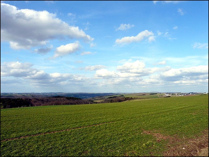 Von der Strae zwischen Bourscheid und Kehmen hat man an manchen Tagen eine herrliche Weitsicht ber die  islcker Koppen  bis nach Deutschland. 29.03.08