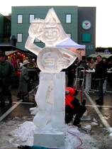  SPAREFROH  wird anl�sslich des Sparkassenadvents in Ried i.I. aus einem Block Eis geschnitzt; 081129