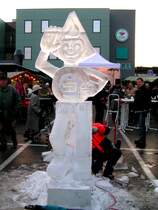  SPAREFROH  wird anl�sslich des Sparkassenadvents in Ried i.I. aus einem Block Eis geschnitzt; 081129