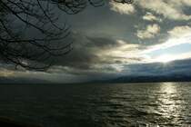 Sonne und Wolken im Wettkampf mit dem st�rmischen Wind, am Bodensee bei Lindau.
(Dezember 2008)
