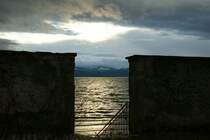 Durch eine Mauerl�cke eine Wolkenl�cke fotografiert.
Lindau,den 06.12.2008