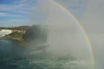 Ein Regenbogen bildet sich in der Gischt des Horseshoefall.