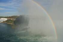 Ein Regenbogen bildet sich in der Gischt des Horseshoefall.