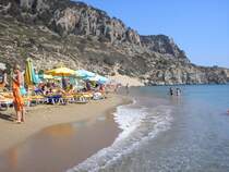 Der Tsambikastrand auf Rhodos im Osten der Insel zwischen Kolymbia und Archangelos. Ein feinsandiger ca. 500m langer Strand der rechts und links von bis zu 300m hohen Felsen eingerahmt ist.
