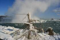 Bizzare Eisbildungen an der Abbruchkante des Horseshoe Fall; 25.01.2009