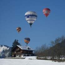 Es fliegt was durch die Luft. Die Ch�letbewohner in Ch�teau d'Oex bekommen ab und zu �berraschenden Besuch von den Teilnehmern des internationalen Ballontreffens das jedes Jahr im Januar stattfindet.
(Januar 2009)
