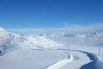 Winterwanderweg zwischen Hohfluh(2227m.�.M.) und Moosfluh(2335m.�.M.).
(Januar 2009)
