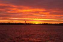 Sonneuntegan an der Kieler F�rde mit einem Leuchtturm (2)