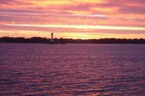 Sonneuntegan an der Kieler F�rde mit einem Leuchtturm (4)