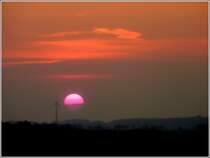 Wie ein roter Ball versank die Sonne am 21.04.09 in den Wolken. (Jeanny)