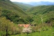 Bei der Fahrt �ber den 1255m hohen Passo Cirone blickt man �ber den Ort Groppodalosio.