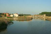 Ein Entw�sserungskanal mit Sperrwerk an in der Poebene bei Novellara. Der Reichtum an unterschiedlichen Vogelarten ist hier einmalig.