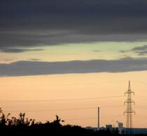 Zweigeteiltes Wetter in Deutschland: Der Einfluss eines Nordseehochs erstreckte sich bis ins Ruhrgebiet. Ab hier stieg die Regen- und Gewitterwahrscheinlichkeit Richtung S�den drastisch an. Bochum, den 12.05.2009