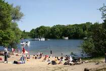 Badestelle am Tegeler See, gegen�ber der Halbinsel Reiherwerder mit dem Haus Borsig (siehe Bild 11915) am 01.05.2009. 