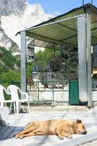 Ein m�der Bergmann vor den Marmorbr�chen von Carrara.