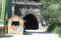 Der Marmor wird in den Cave di Carrara auch untert�gig gewonnen. Hier ein Stollenmundloch mit sch�nem Portal.