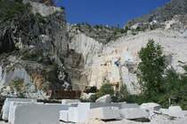 Marmorbl�cke vor einem Steinbruch.