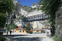 Blick in einen Marmorbruch mit Portalkran zum Verladen der gro�en Marmorbl�cke.