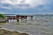 Zahn der Zeit, altes Ponton im Strelasund am alten Fhranlieger in Altefhr