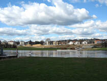 Die Baustelle der nach wie vor umstrittenen Waldschlsschenbrcke vom linken Ufer der Elbe aus gesehen; Dresden, 19.03.2009
