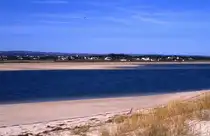 FUSETA, 03.10.1989, Blick von der Fuseta vorgelagerten Sandbank Ilha de Armona auf das Festland -- eingescanntes Dia