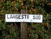 Ein Hausnummernschild an einer schmalen Stra�e im l�ndlichen Herne-Holthausen am 8. November 2009.