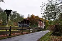 ehm. Bahndamm der Franzburger Kreiseisenbahnen hier das Geb�ude des ehm. Haltepunktes Negast nahe Stralsund, 27.10.09