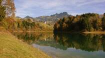 Herbststimmung am Lac de Montsalvens mit Blick auf die Freiburger Berge.
(Oktober 2009)