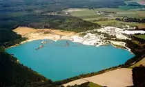 Kiesgrube/Baggersee aus der Luft, s�dlich von Bonn, aufgenommen Mitte der 90iger Jahre. 