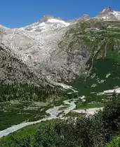 Rhonegletscher zum Vergleich: deutlicher Verlust an Substanz. Bild w�hrend Bahnfahrt nach Station Gletsch in Richtung Furka-Scheiteltunnel, Dampfbahnlinie der DFB, 22. Juni 2003, 14:09
