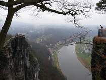 Blick von der Bastei auf Rathen an der Elbe. S�chsische Schweiz. 07.12.2009.