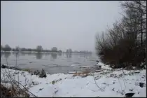 Einige wenige Eisschollen treiben auf der Oder, dem Grenzfluss zwischen Deutschland und Polen. Aufgenommen bei einem Spaziergang, tr�bes und diesiges Wetter trugen zu der traurigen Stimmung bei (b. Eisenh�ttenstadt, 24.12.2009)