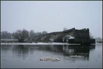 Das diesige und tr�be Wetter verleihen dieser 1945 gesprengten Oderbr�cke zus�tzliche Traurigkeit. Der Teil, der noch steht, befindet sich auf polnischer Seite (bei F�rstenberg, 24.12.2009)