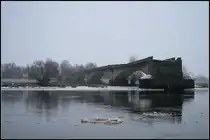 Das diesige und tr�be Wetter verleihen dieser 1945 gesprengten Oderbr�cke zus�tzliche Traurigkeit. Der Teil, der noch steht, befindet sich auf polnischer Seite (bei F�rstenberg, 24.12.2009)