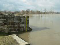 Laucha am Pegelhuschen an der Unstrut - die Kante vorn ist die oberste Stufe einer Treppe zum Weg am Flussufer entlang - 02.03.2010
