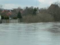 Blick ber die Unstrut bei Laucha - Land unter in den Grten am Fluss - 02.03.2010
