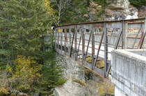 Schweiz - Eisenbrcke ber den Inn bei Cinuos-chel-Brail am 15.10.2008. Baujahr 1897 BOSSHARD & CIE Nfels, Belastung fr Fuhrwerk 6 Tonnen.