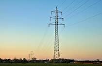 Hochspannungsleitung kurz vor Sonnenuntergang im Abendlicht, Eifel 17.04.2010