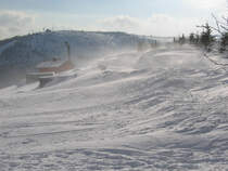 Aus Anlass der aktuellen Wetterlage hier eine Erfrischung: Schneeverwehungen am Niklasberger Kreuz, im Hintergrund der St�rmer (Bouřň�k) 869 m; B�hmisches Erzgebirge, 07.03.2006
